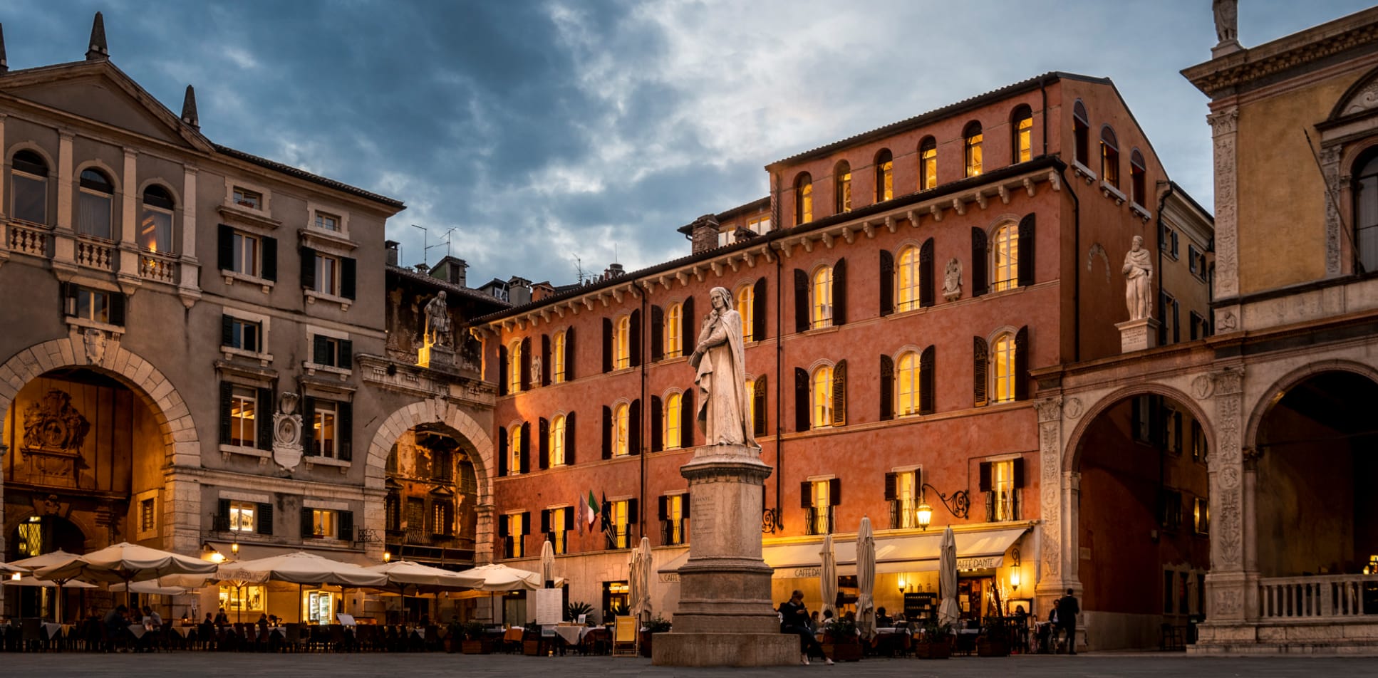 Veduta di Piazza dei Signori di Verona, circondata da eleganti palazzi rinascimentali, con al centro la statua equestre di Cangrande I della Scala.