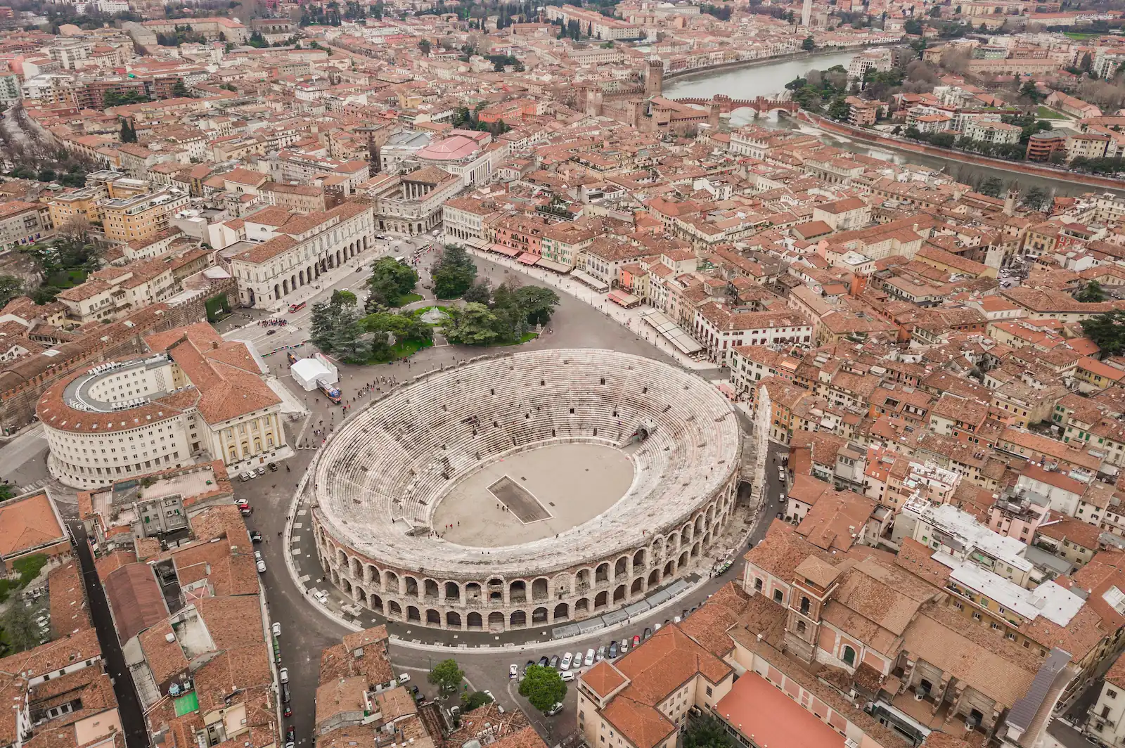 Vista aerea dell'Arena di Verona e del centro storico circostante.